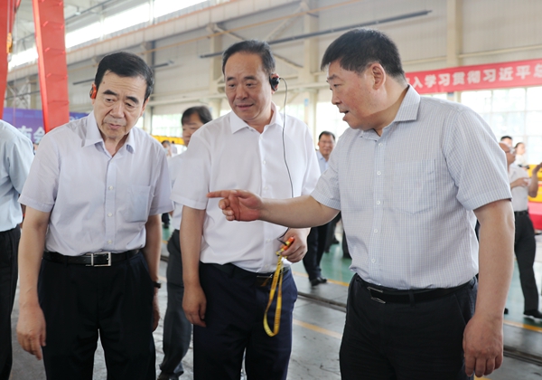 領(lǐng)導(dǎo)參觀西煤機加工車間_副本.jpg