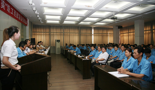 公司員工聆聽“中國夢?勞動(dòng)美”巡回演講